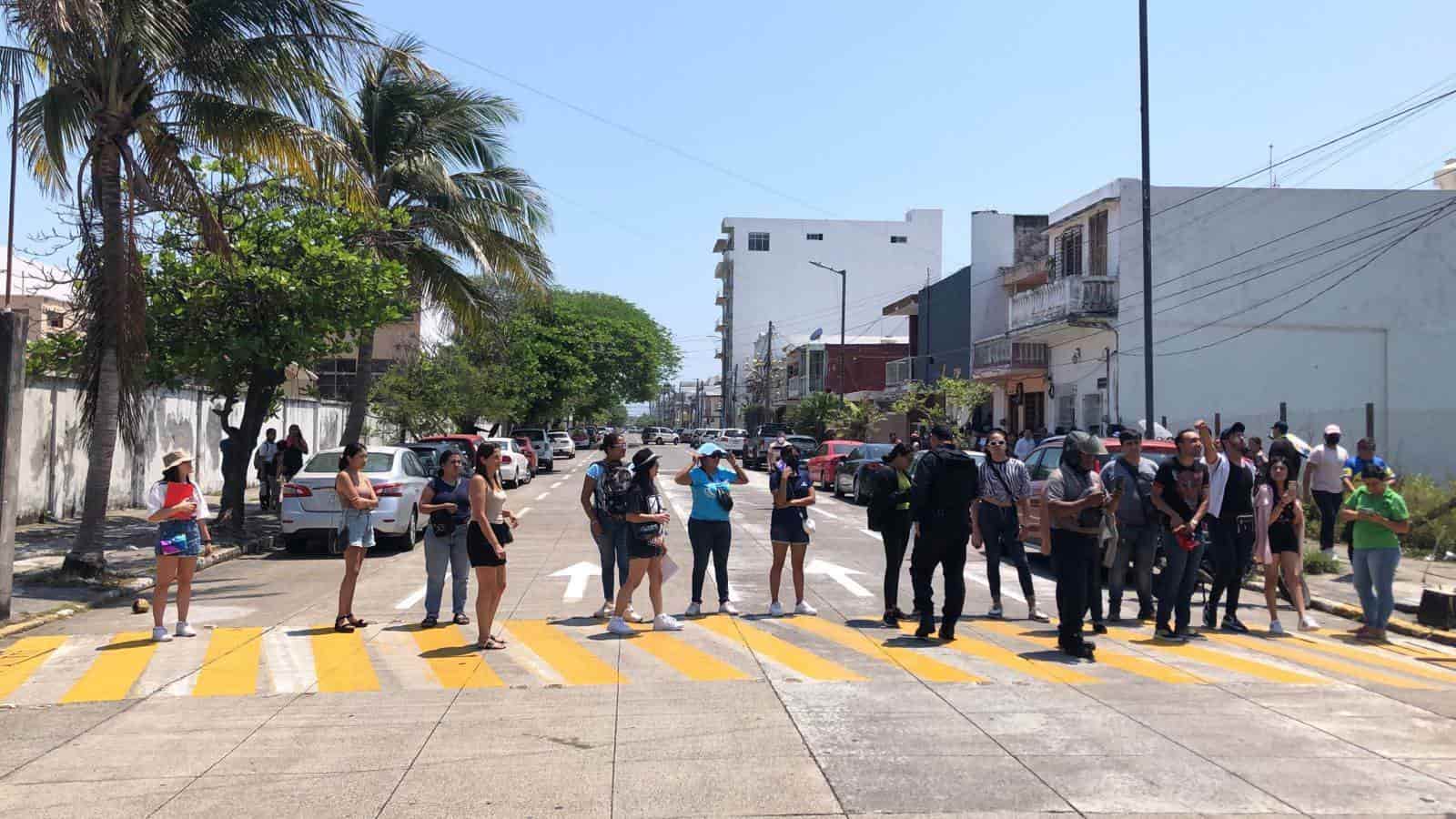 Jovenes bloquean calle pues se niegan a devolverles dinero tras cancelación de concierto de Danna Paola