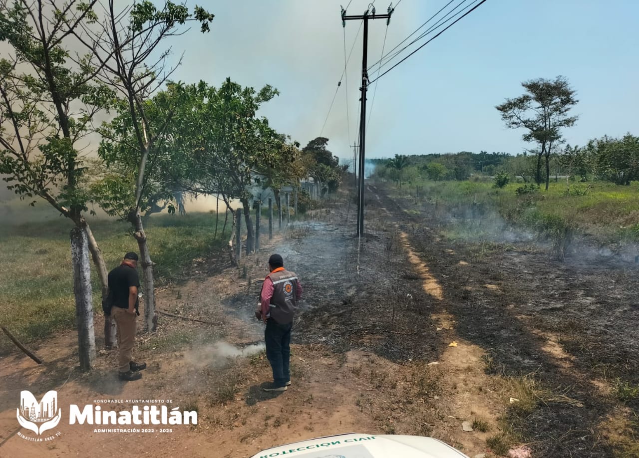 Acude PC de Minatitlán a sofocar incendio de pastizal en la carretera Antigua Coatzacoalcos-Minatitlán 